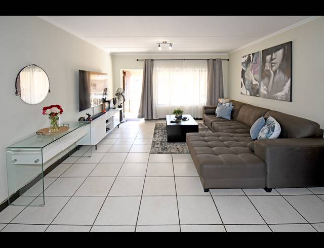 2 BEDROOM APARTMENT FOR SALE IN SUNNINGHILL